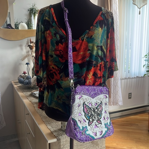 NWOT purple crossbody with butterfly accent. - Picture 2 of 10